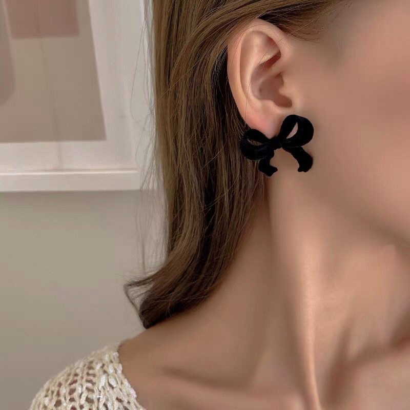 Khuyên Tai Tông Màu Đen Phong Cách Cổ Điển