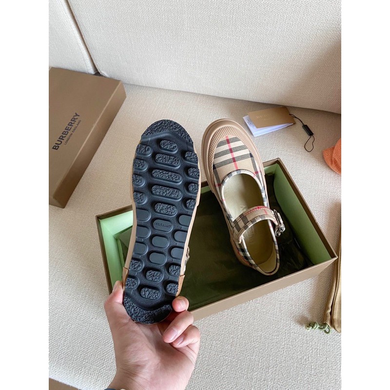 Giày búp bê thời trang nữ Burberry da thật cao cấp, thiết kế quai điệu đà chỉnh thắt được, phía sau giày có chữ BBR.