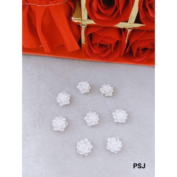 Charm hoa sen bạc ta xỏ ngang
