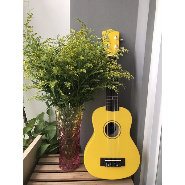 Đàn ukulele soprano màu vàng