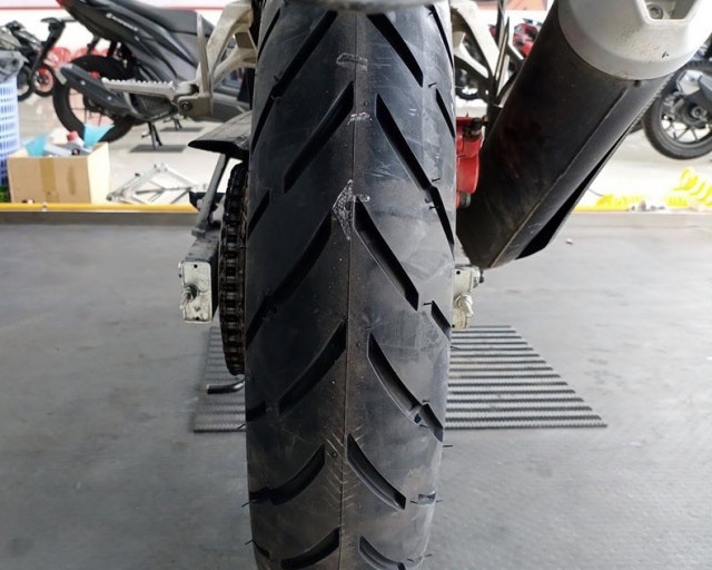 Vỏ DunLop D102A size 120/70-17 vs 130/70-17