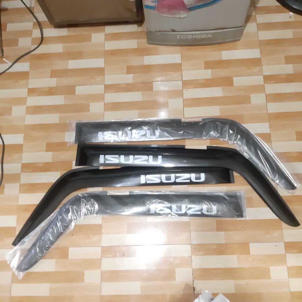 Bộ vè che mưa cao cấp dành cho xe tải Isuzu nhiều loại gương gắn trên thành cửa, bộ 2 cái. Hàng đẹp, nhựa cứng, bền .