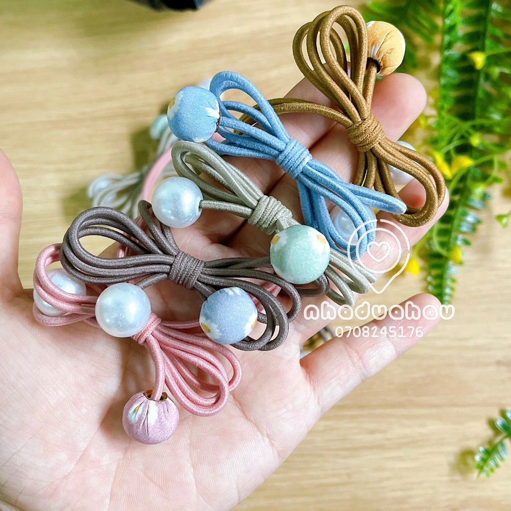 Một cái chun cột tóc dễ thương hình nơ hoa đính ngọc trai cho nữ
