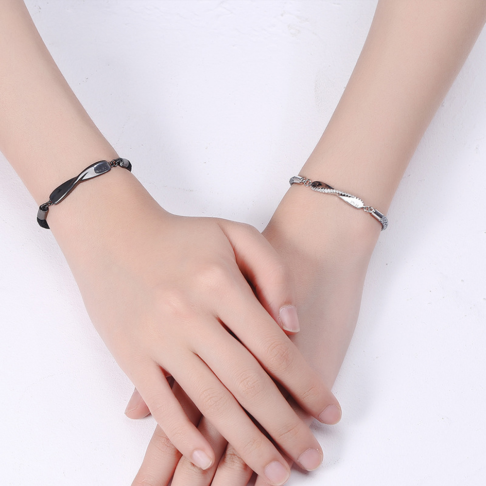 Vòng Tay Dây Bện Mặt Kim Loại Khắc Chữ Cho Cặp Đôi