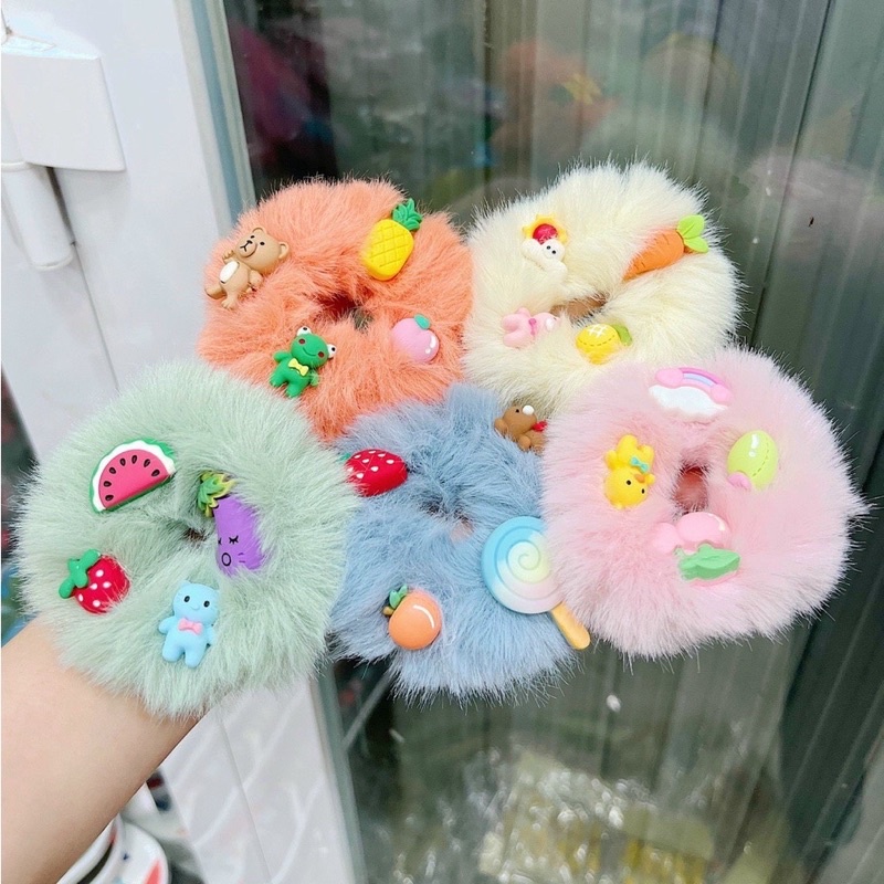 Cột tóc Scrunchies lông mịn gắn charm xinh xắn