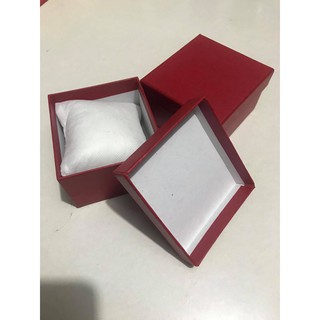 Hộp đồng hồ đỏ kèm gối bông
