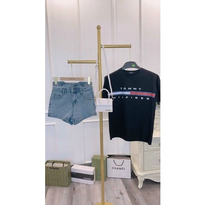 Áo thun cổ tròn phối màu chữ Tommm