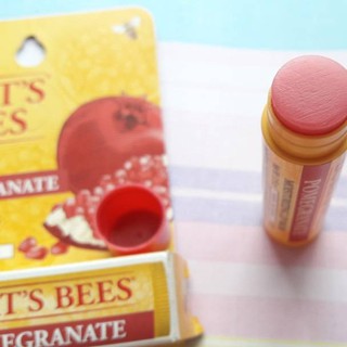 Son dưỡng môi sáp ong 100% hữu cơ thiên nhiên Burt's Bees Moisturizing Lip Balm organic an toàn cho bà bầu và trẻ em