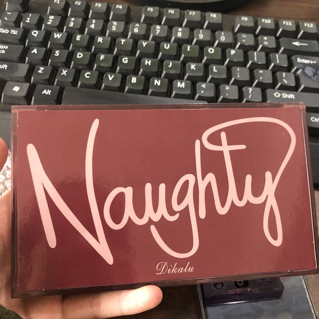 Bảng Mắt Dikalu 18 Ô Nhũ Lì Vỏ Nâu Naughty | BigBuy360 - bigbuy360.vn