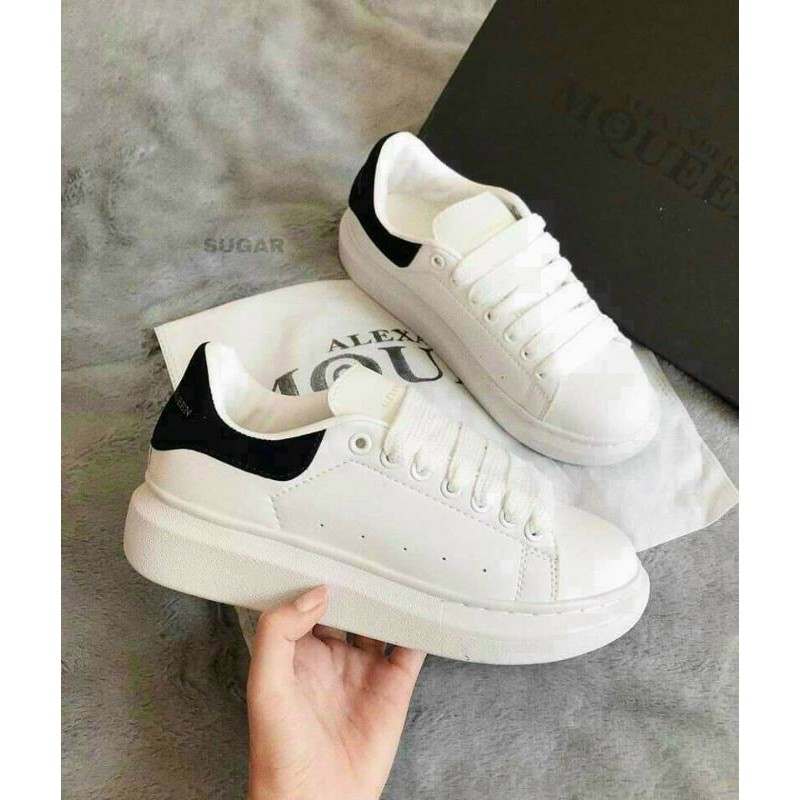 Giầy thể thao mầu trắng gót đen