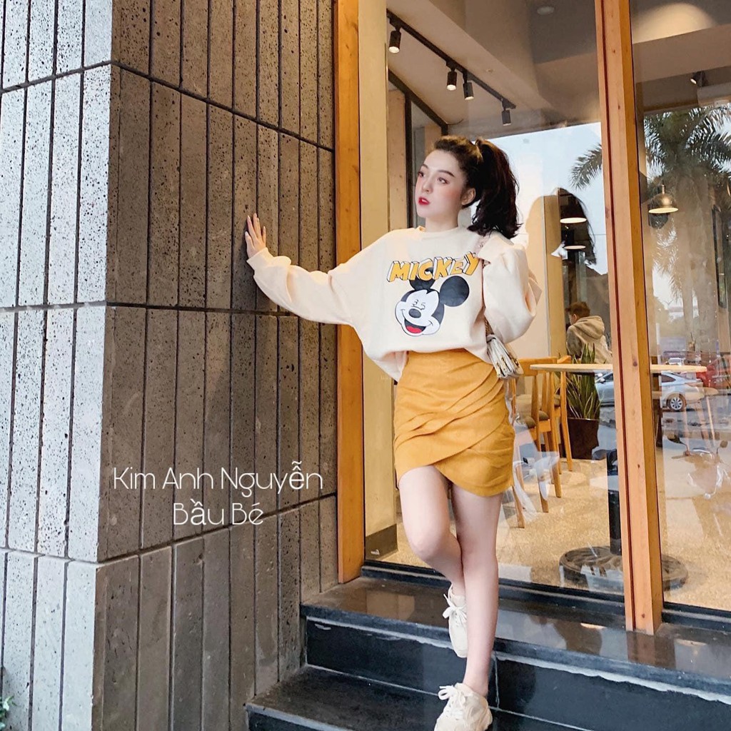 Set Áo Nỉ Kem In Hình Chuột Mickey Kèm Chân Váy Xoắn Vàng Hàng Quảng Châu Cao Cấp