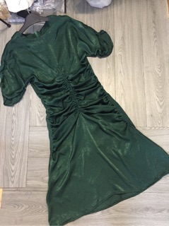 Váy nhún eo Hồ Ngọc Hà