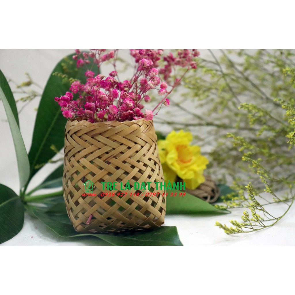 Giỏ tre dạng lỗ thưa mini cắm hoa trang trí
