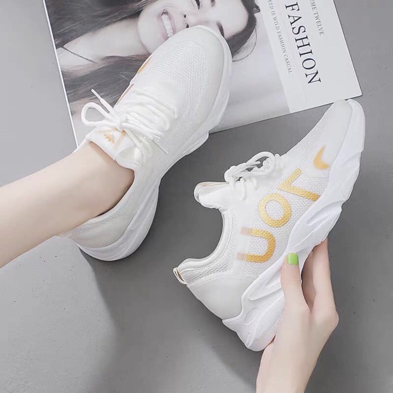 Giày trắng viền chữ vàng size 36