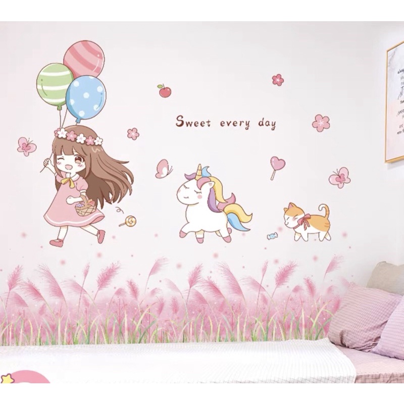 Decal dán tường em bé cầm bóng bay và chân cỏ hồng.
