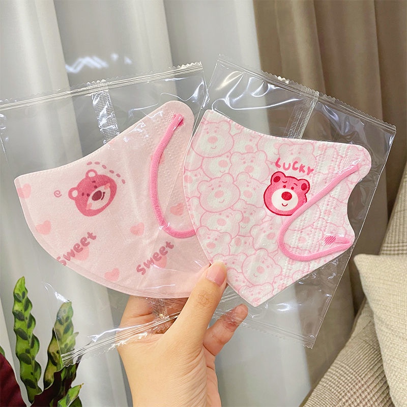 Hàng Có Sẵn Khẩu Trang Ba Lớp Hình Gấu Dâu Tây Disney 3d Thoáng Khí Cao Cấp Bảo Vệ Mùa Hè Dành