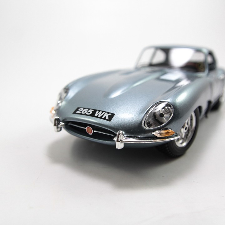 MÔ HÌNH XE JAGUAR E-TYPE COUPE SILVER/BLUE 1:18 BBURAGO - MH-18-12044