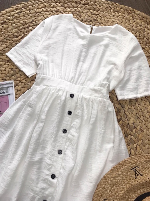 Maxi trắng đính nút đen cột lưng | BigBuy360 - bigbuy360.vn