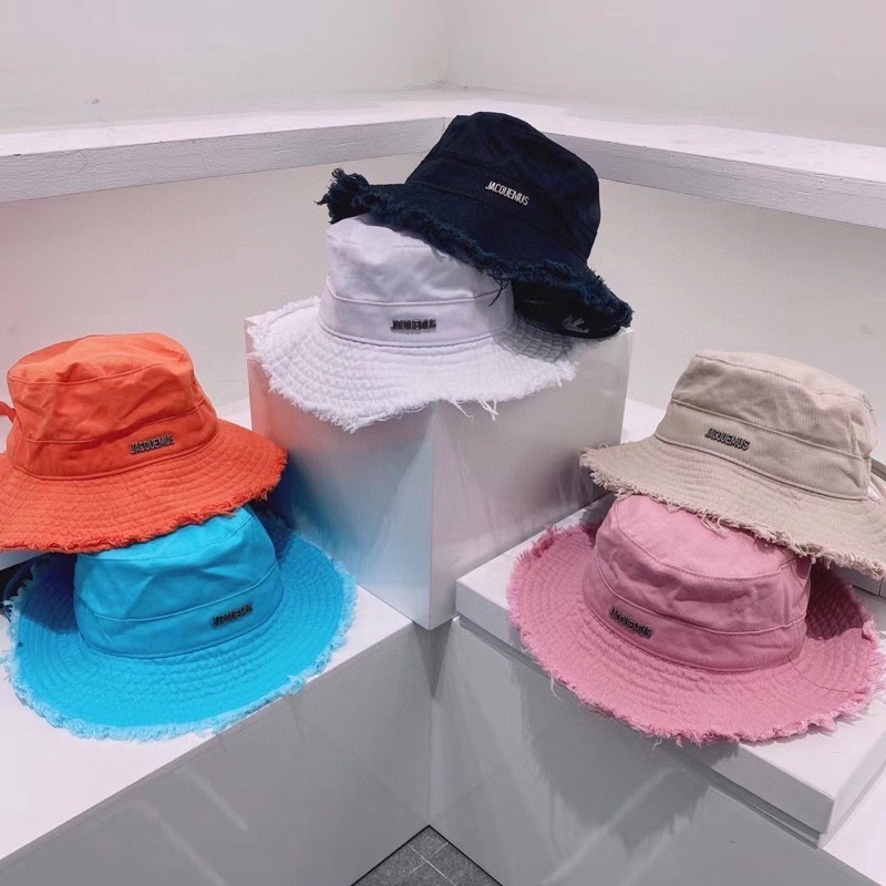 Mũ nón rộng vành chữ JACQUEMUS có dây đeo chống nắng phù hợp đi biển
