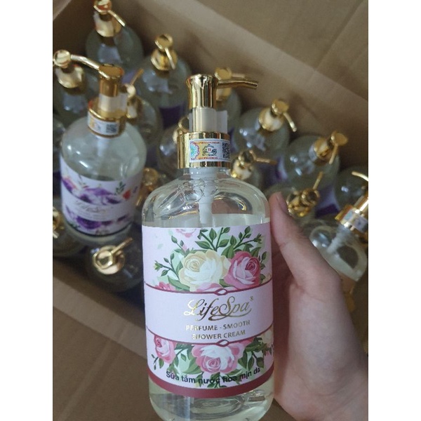 Sữa tắm nước hoa dưỡng ẩm lưu hương mịn da  lifespa perfume smooth shower cream 550ml