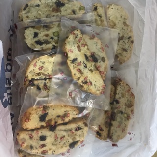 Combo kẹo sữa hạt nougat và bánh biscoti