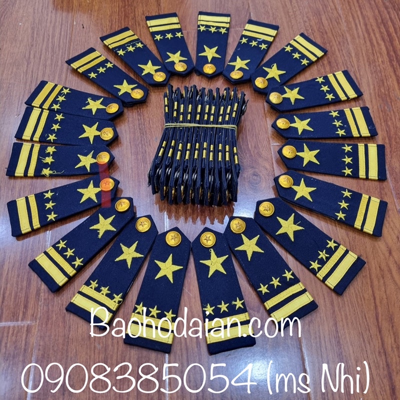 Cầu vai bảo vệ thêu ngôi sao kèm nút đồng sang trọng