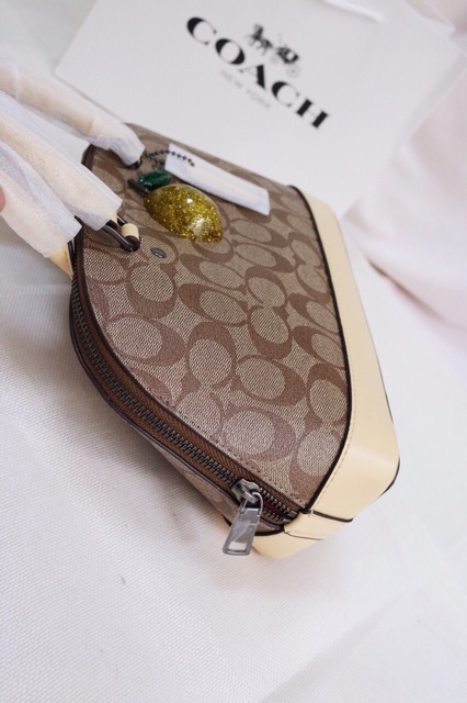 Túi Coach hến