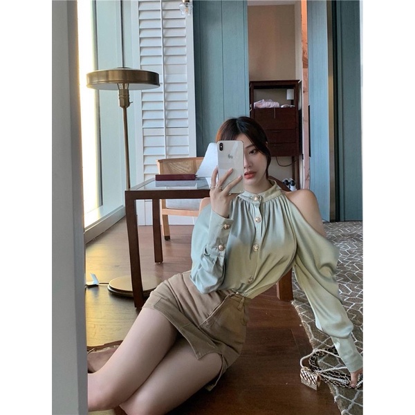 Áo sơ mi hở vai cổ yếm phối cúc chất lụa satin mềm mịn thời trang nữ | BigBuy360 - bigbuy360.vn