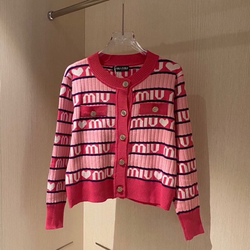 Áo khoác Cardigan nữ điệu đà Miumiu gam màu hồng dịu dàng.