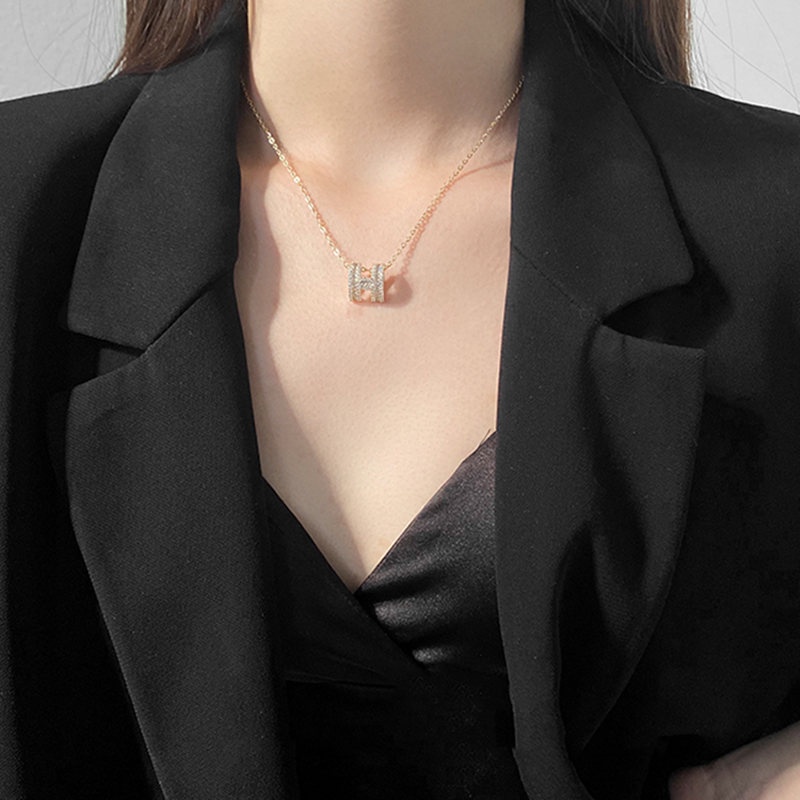 Dây chuyền titan nữ mặt chữ H đính đá pha lê cao cấp lấp lánh phong cách thời trang thanh lịch tinh tế 2023