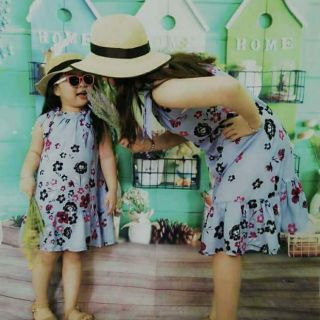 Sale Sét mẹ và bé nền xanh nhạt