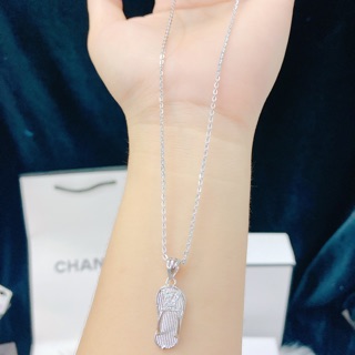 Dây chuyền chạm mặt chiếc dép Lv
