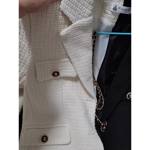 Áo khoác dạ tweed phối màu đen trắng kèm đai lưng sang chảnh