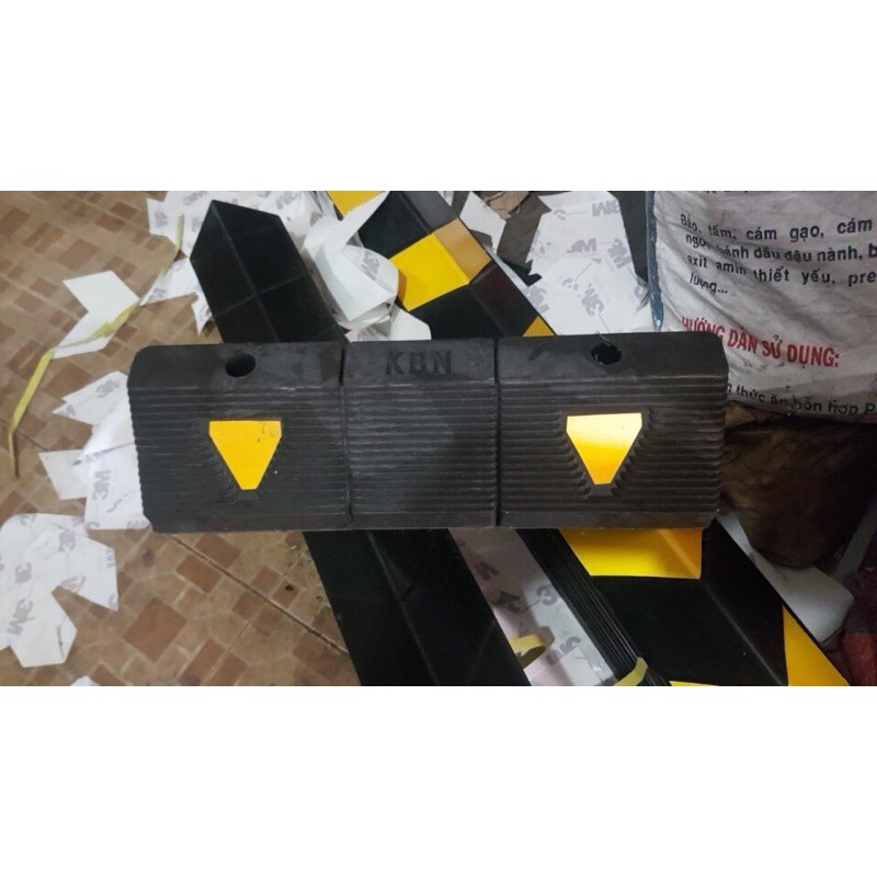 Cục chặn bánh xe ô tô bằng cao su, kích thước 110x130x500, dùng trong bãi đỗ xe và gia đình