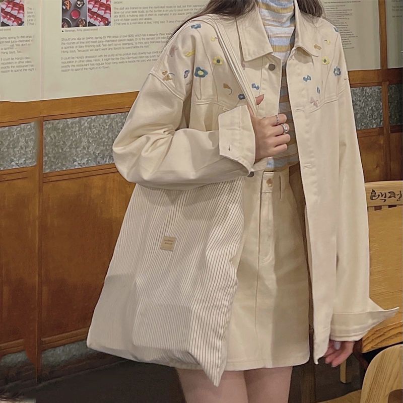 Jiashucheng Áo Khoác Denim Dáng Rộng Thêu Hoa Phong Cách Hồng Kông Thời Trang Mùa Xuân Mới Dễ Phối Đồ Cho Học Sinh Nữ