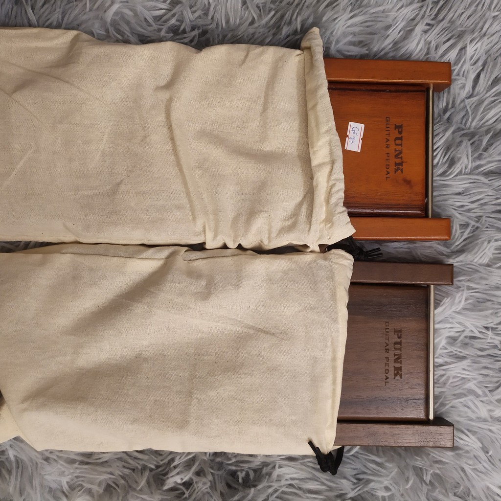 Giá kê chân chơi guitar bằng gỗ gụ nguyên khối bản to siêu đẹp