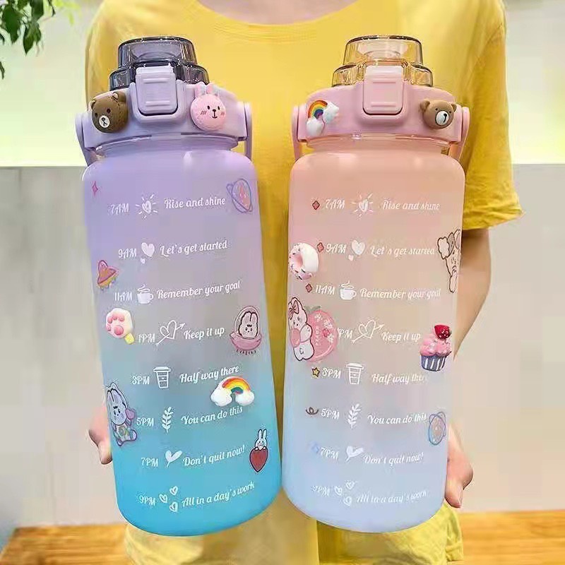 BÌNH ĐỰNG NƯỚC 2 LÍT TẶNG KÈM STICKER GIỮ NHIỆT NHỰA NHẮC UỐNG NƯỚC CÓ ỐNG HÚT CHIA VẠCH BÁO GIỜ CUTE WALLMART WM132