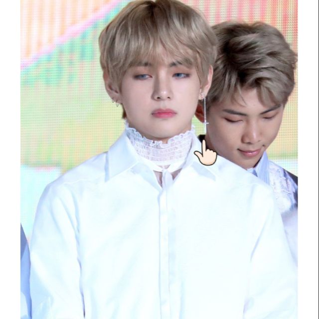 Khuyên tai hình thánh giá V BTS