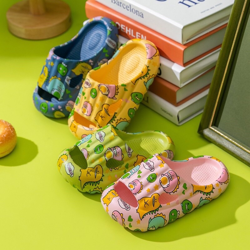 Dép lê quai ngang bánh mì trẻ em hoạ tiết khủng long bít mũi bảo vệ bàn chân bé mã DLC4