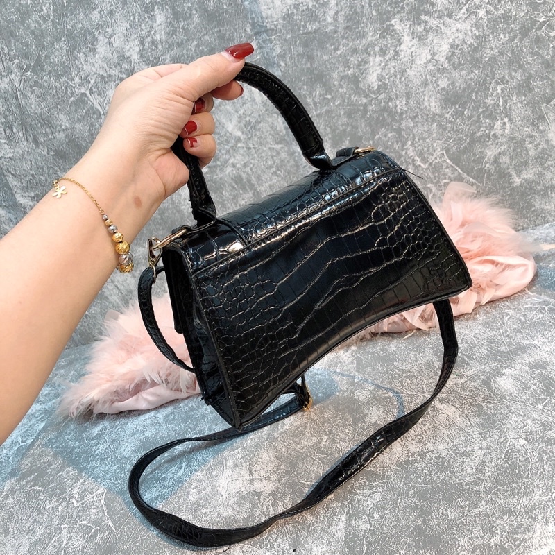 Túi xách nữa chữ B kiểu dáng đẹp