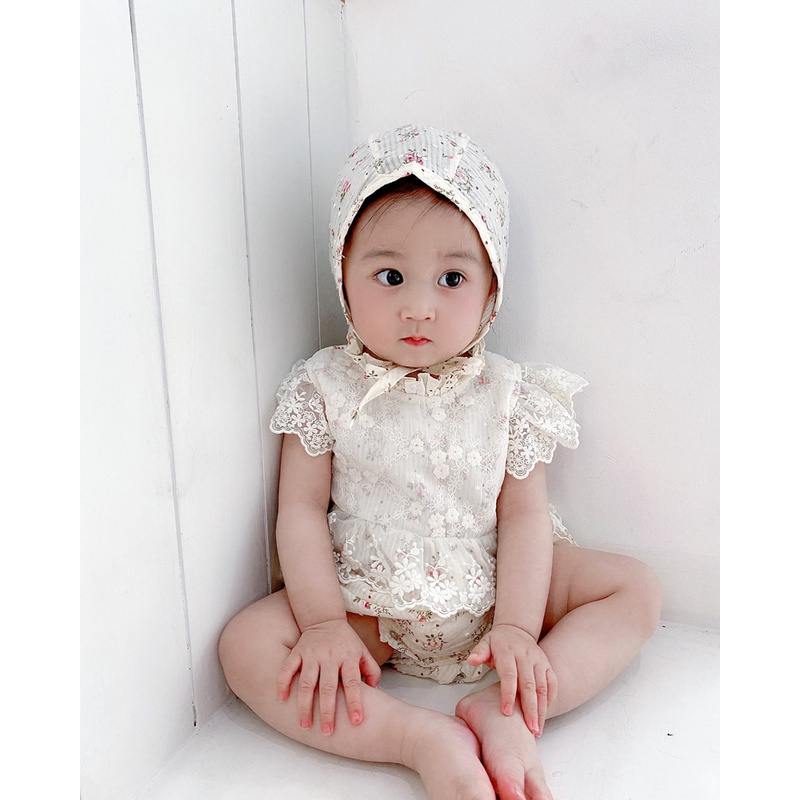 Bộ Váy Liền Quần Họa Tiết Hoa Nhí Phối Ren Tặng Kèm Mũ Cho Bé Gái