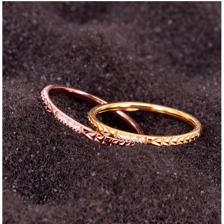 Nhẫn Mảnh Khắc Nổi Đính Đá Nhân Tạo Titan Ko Đen TT 4392