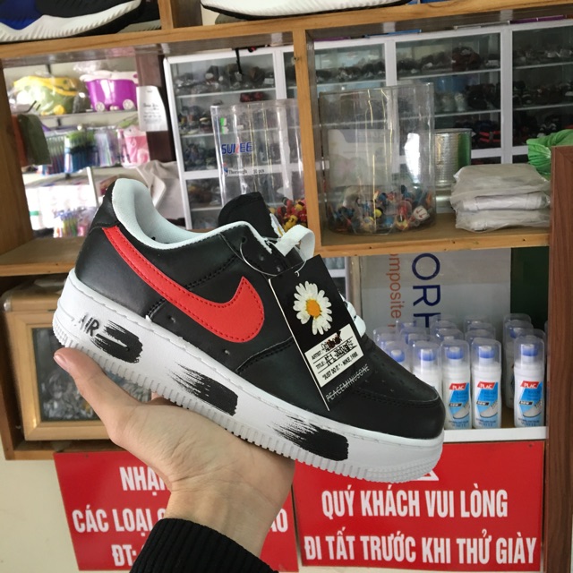 giày hoa cúc kẻ đỏ