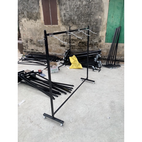 Kệ móc bi treo quần áo gắn bánh xe