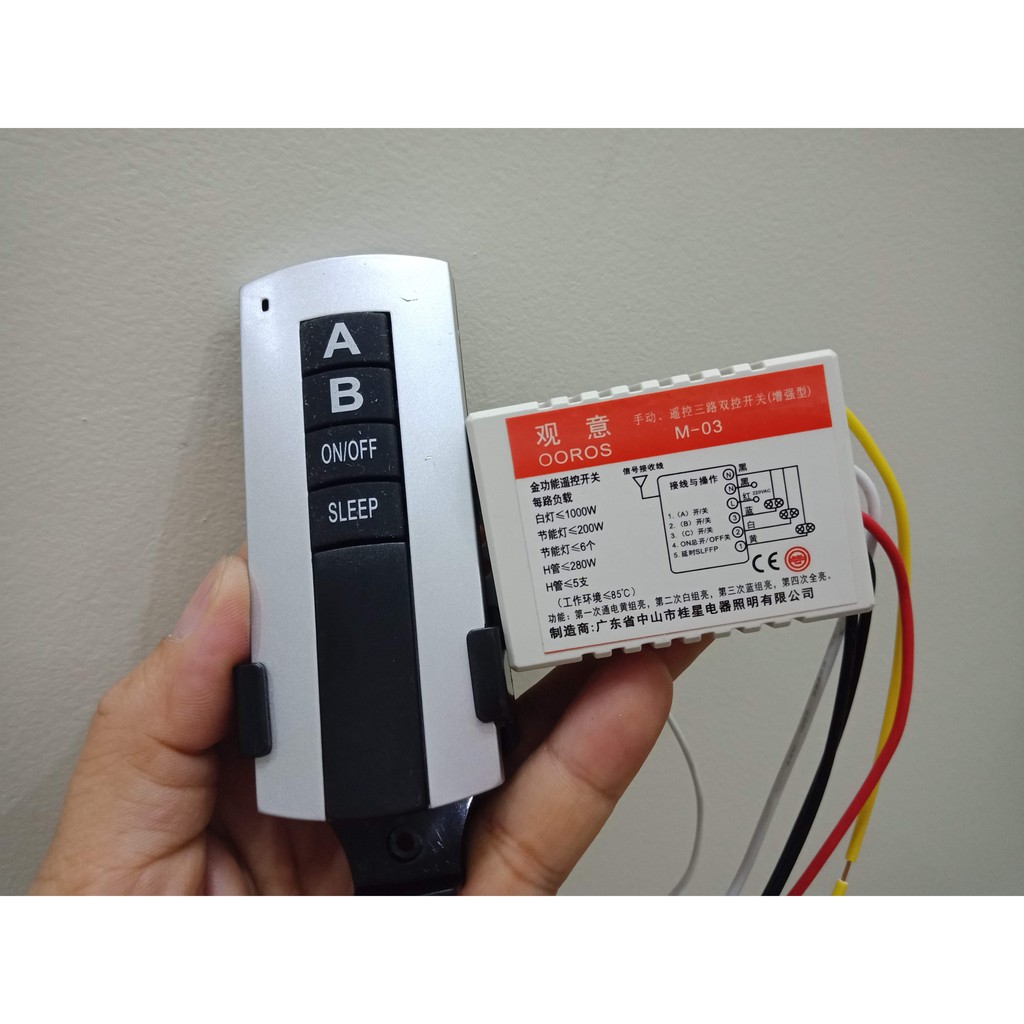 Công tắc 2 cổng độc lập - Remote đen - sóng vô tuyến xuyên tường - KÈM PIN