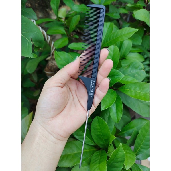 Lược đuôi nhọn chia tóc, rẽ ngôi