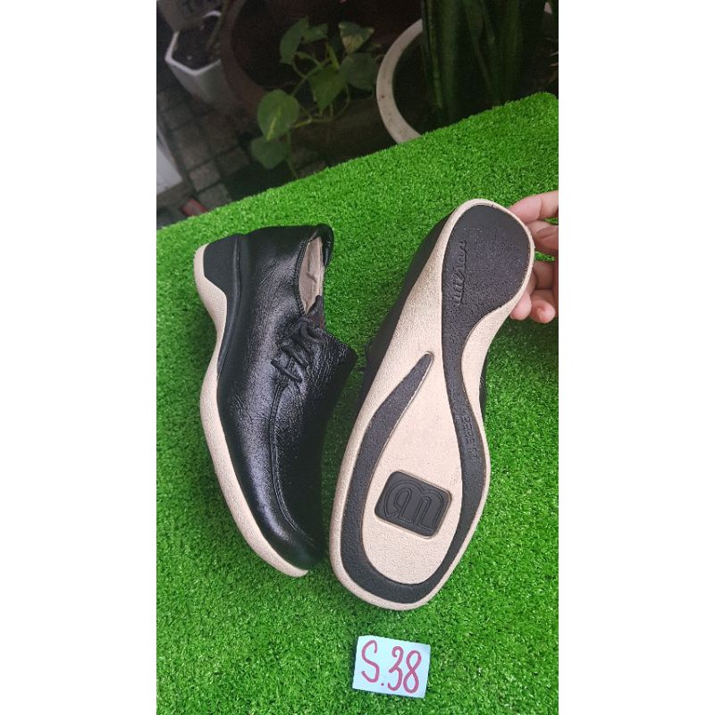 Giày da chị Thái