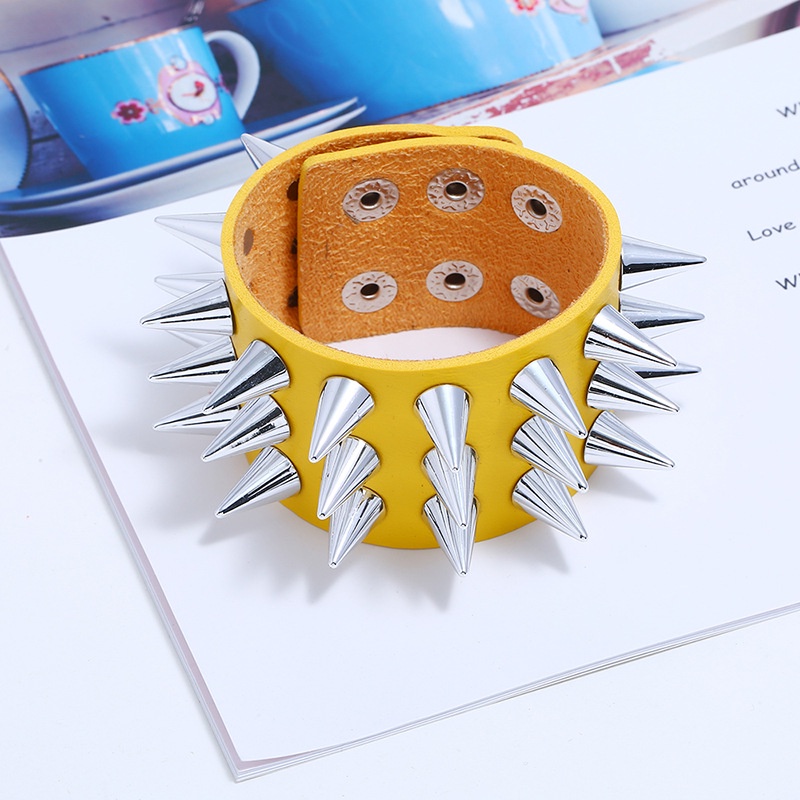 Vòng Tay Dây Da Bản Lớn Ba Hàng Rào Đinh Tán Phong Cách Punk Không Thường Ngày