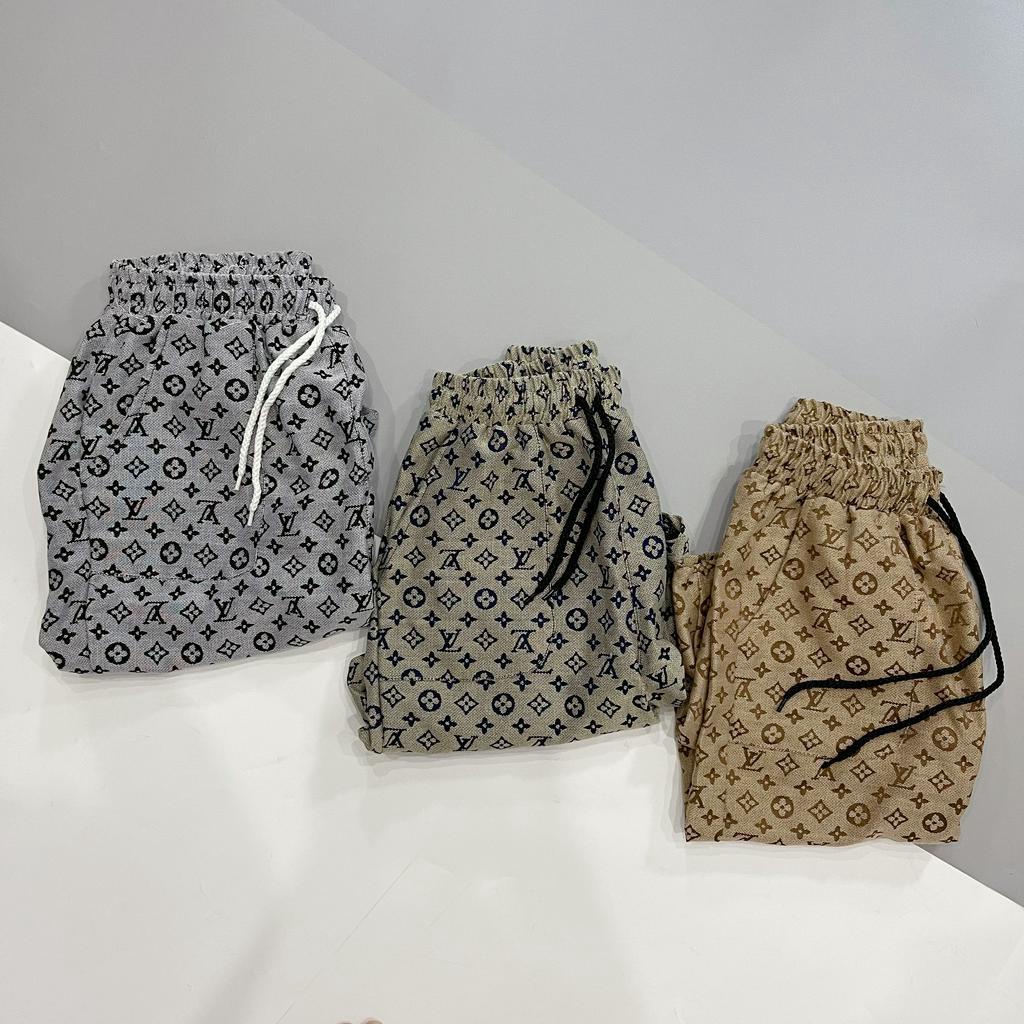 Quần đùi thun xốp dập nổi, chất liệu xốp thoáng mát in dập nổi họa tiết LV, thời trang nam nữ hot trend