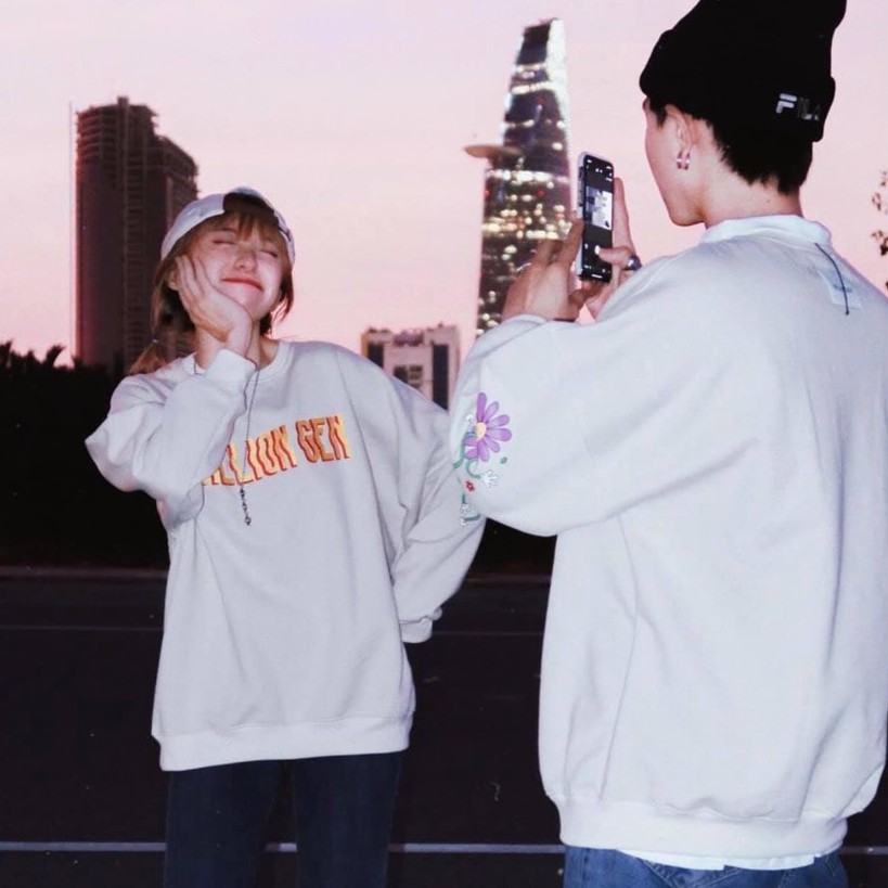 Áo Sweater Nữ Beige Cartoon Sweatshirt Billion Gen | BigBuy360 - bigbuy360.vn